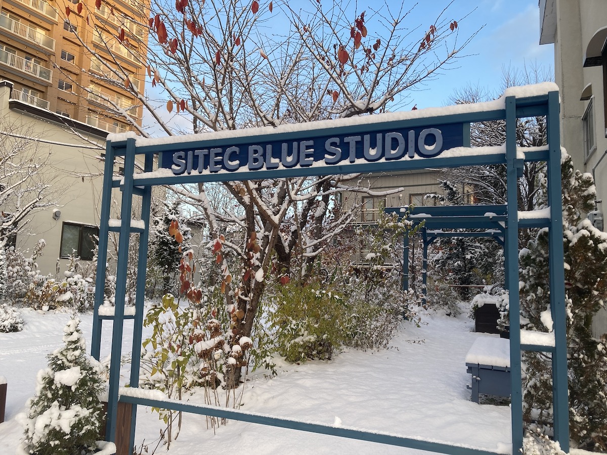 SITEC BLUE STUDIO SIGN GATE IN SNOW